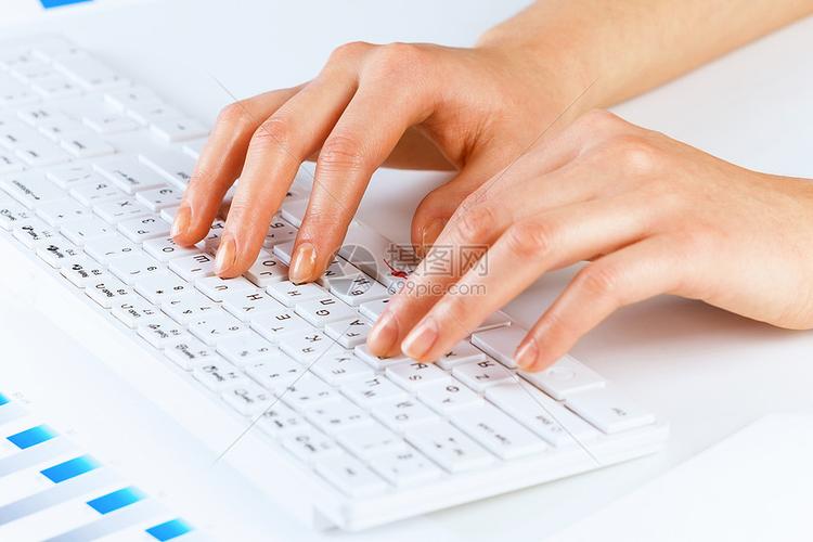 打字工作女的手键盘上打字